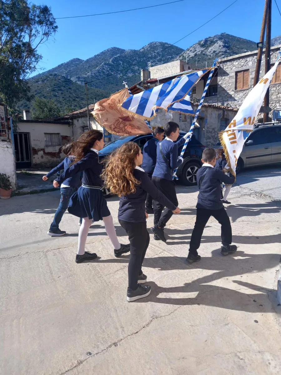 Παρέλαση με σημαίες στο Φλωμοχώρι Λακωνίας — τα παιδιά του χωριού