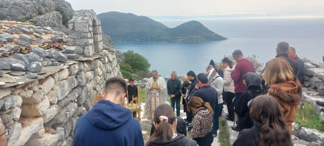 Λειτουργία σε ξωκλήσι πάνω από τη θάλασσα στη Μάνη, κοντά στον Κότρωνα Λακωνίας